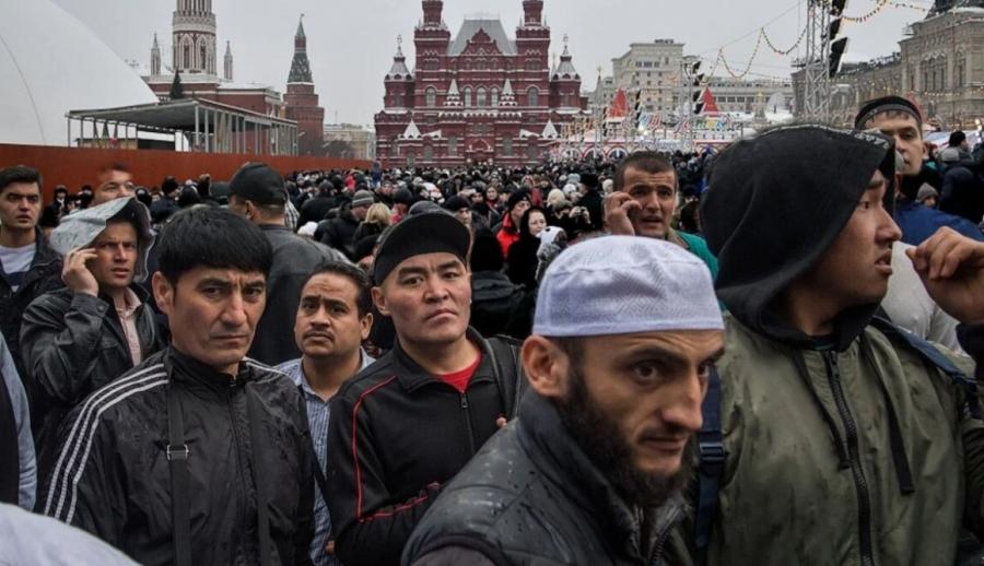 Оказывается, мы почти рады мигрантам. Абсурд, конечно. Но зачем нас хотят убедить в этом и кому это надо
